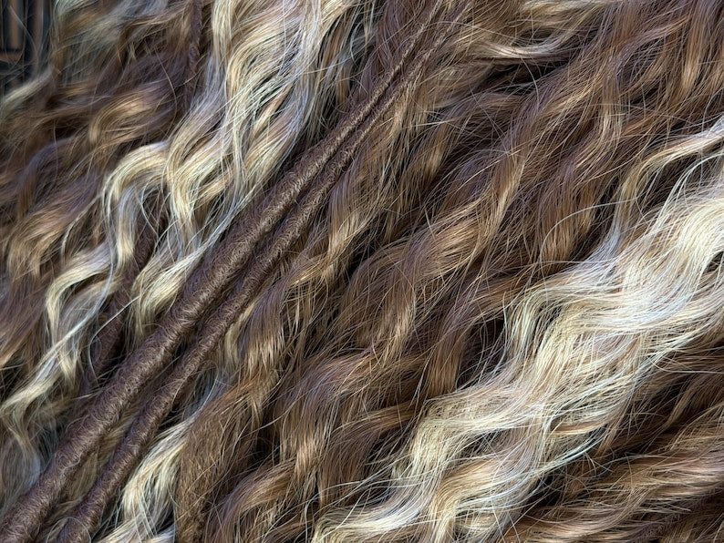 Macro detail of kanekalon DE dreadlock texture showing blonde and brown push-up curls
