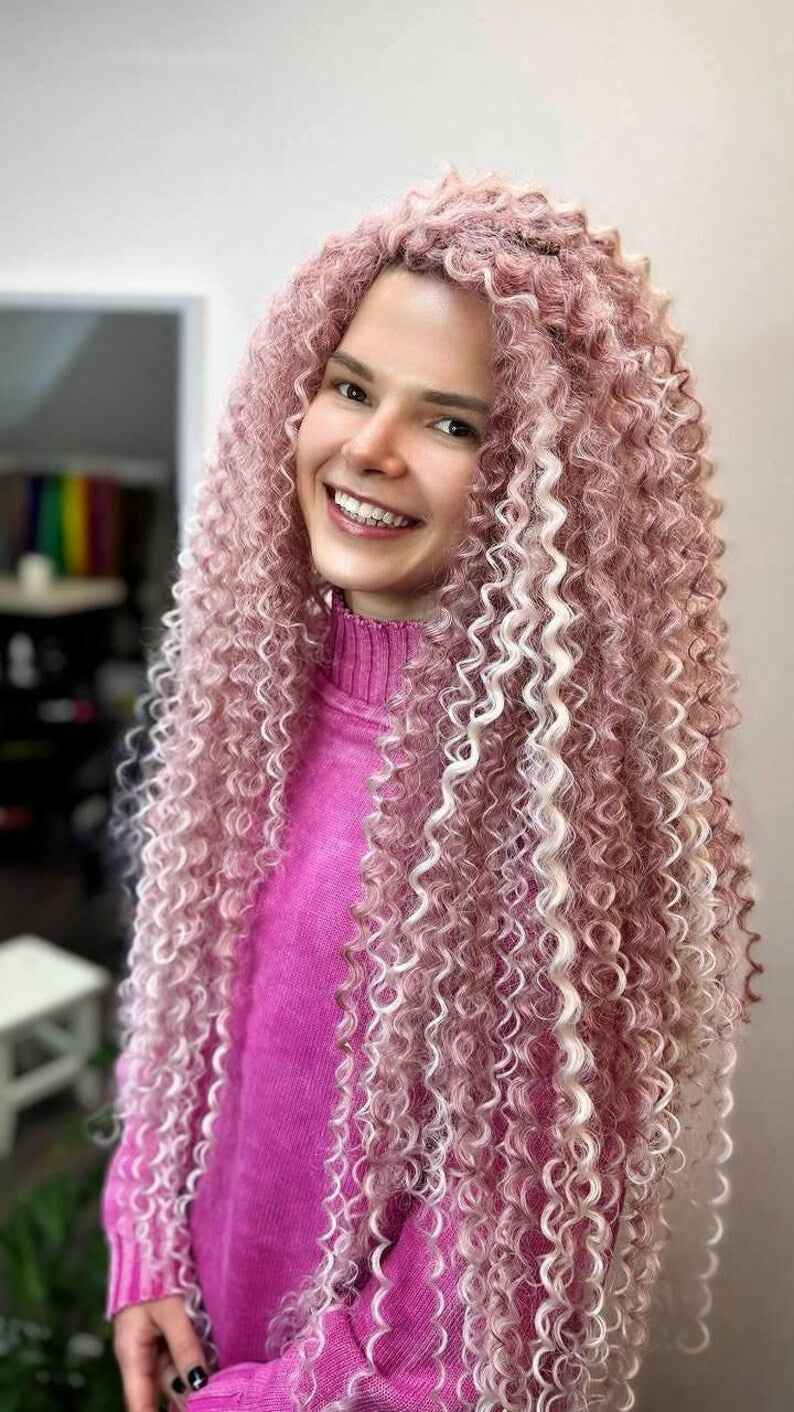 Gpink curly 50 DE hair set showing color blend and texture